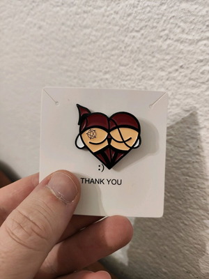 Halloween heart pin like new