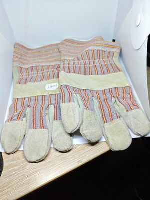 Work gloves reinforced with leather like new