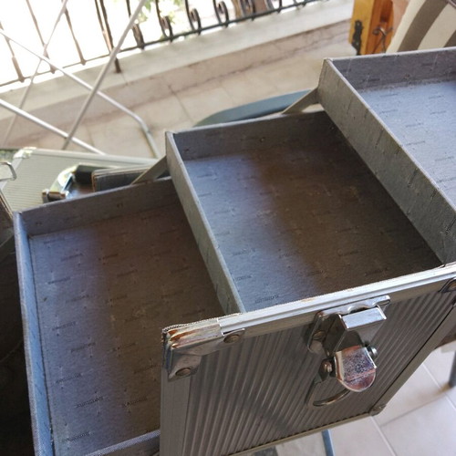 Makeup or manicure transport case used with wheels