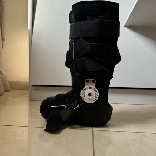 Medical orthopedic boot like new, size small and medium