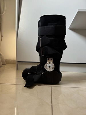 Medical orthopedic boot like new, size small and medium