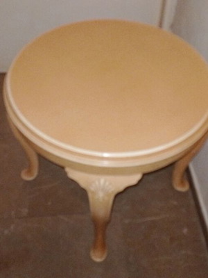 Restored wooden table with carved legs, height 55cm, diameter 59cm