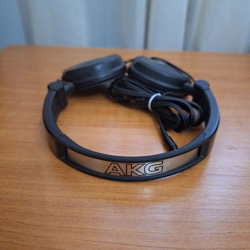 AKG Wired Headphones K518DJ like new without ear pads