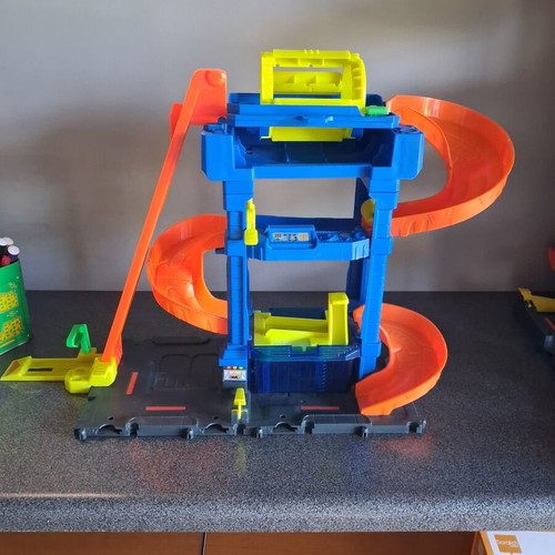 Hot Wheels City playset like new with Stunt Garage and Downtown Tune Up Shop