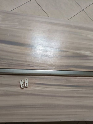 Οβάλ ράγα ντουλάπας σαν καινούργια, μήκους 86 πόντων με 2 στηρίγματα