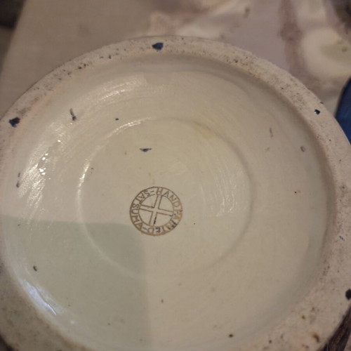 Satsuma round vase with family crest stamp