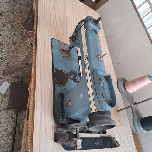 Singer sewing machine used, ideal for zippers and fine fabrics