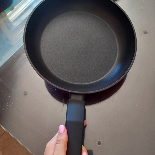Izzy nonstick frying pan 24cm, brand new