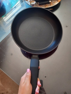 Izzy nonstick frying pan 24cm, brand new