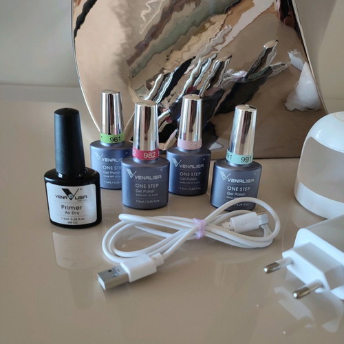 Semi-permanent manicure set like new, pack with lamp and polishes
