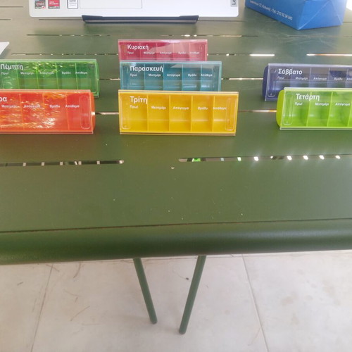Weekly pill organizer with 5 compartments per day, multicolor