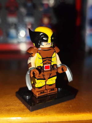 Wolverine Brown Suit figure like new with accessories