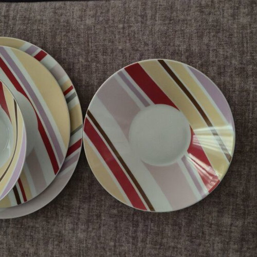 Set of 4 plates, 2 large platters and 2 deep salad bowls like new