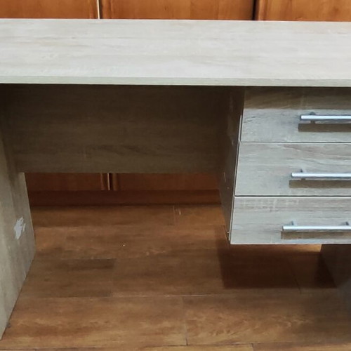 Desk slightly used, dimensions 120x60x76 cm