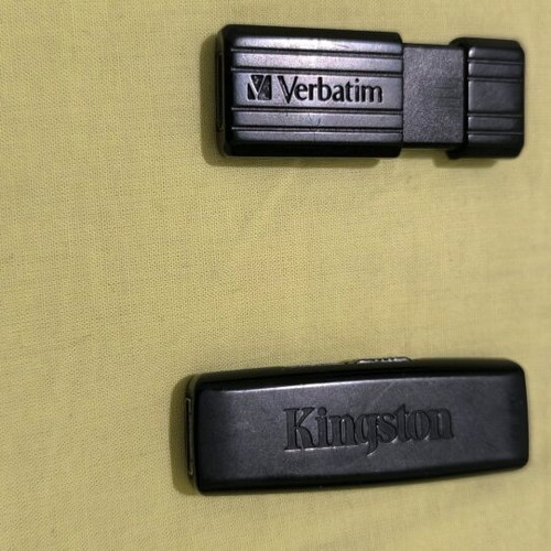USB memory sticks 2 GB like new, pack of 2
