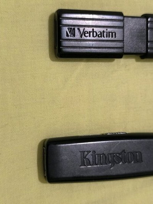 USB memory sticks 2 GB like new, pack of 2