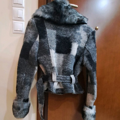 Women's coat like new, size L, black and gray