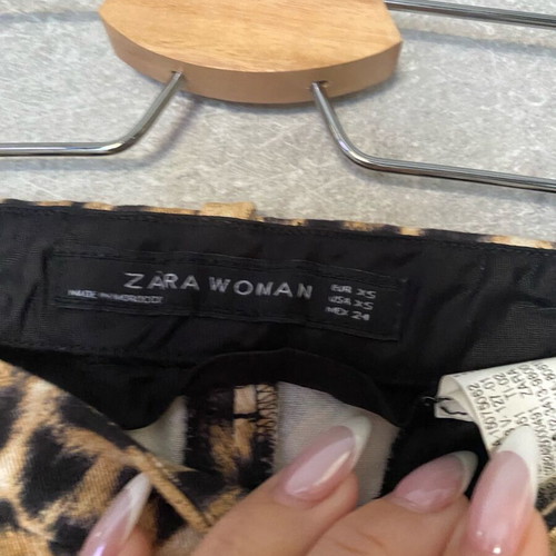 Zara women's leopard pants XS like new, fitted with zipper