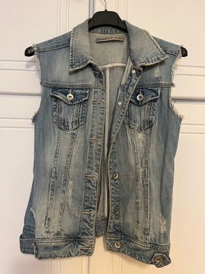 Jean jacket αμάνικο Stradivarius μπλε με λεπτομέρειες ripped μέγεθος M