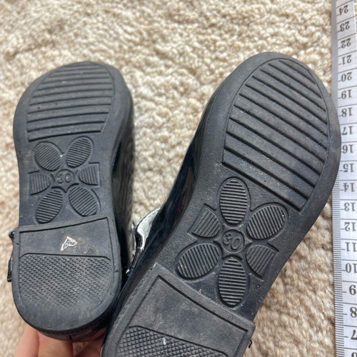 Mary Jane children's ballerinas like new, black patent leather with butterfly