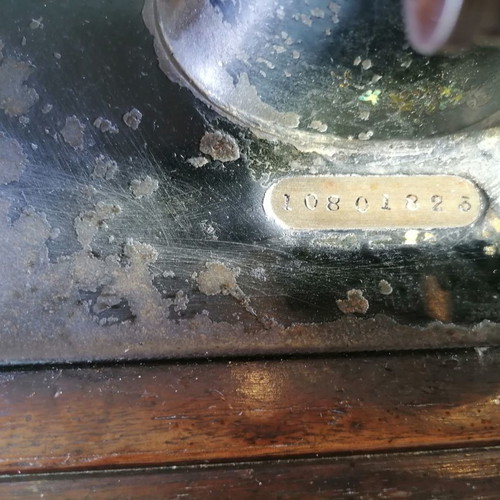 Singer hand-crank sewing machine used from 1892