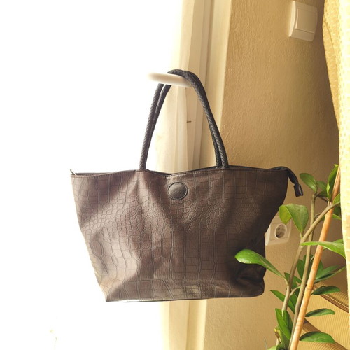 Brown handbag used, faux leather with damages near zipper