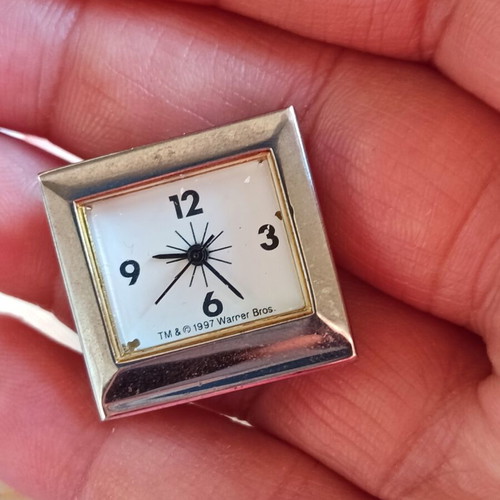 Bugs Bunny Warner Bros 1997 collectible clock like new, analog table