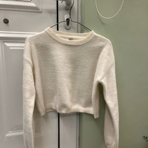 Mochy white fuzzy cropped sweater XS like new