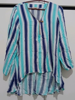 Dejavu blouse like new, 100% cotton, white and blue, size S