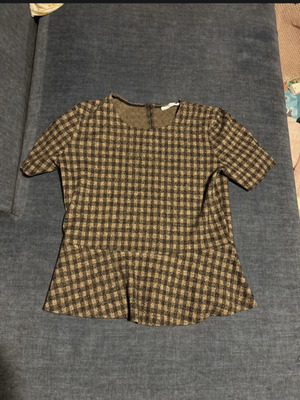 Zara μεσάτο μπλουζάκι με πέπλουμ σε καφέ και μαύρο, μέγεθος M