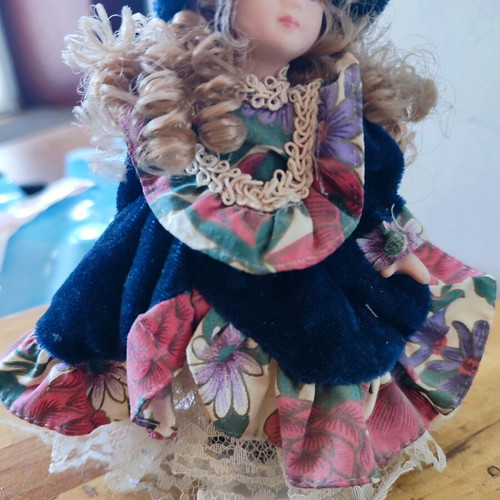 Porcelain doll vintage small, like new, collectible