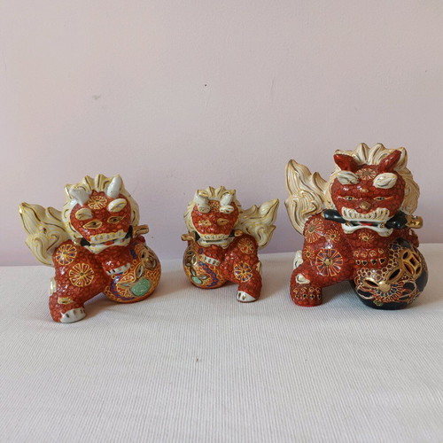 Chinese guardian lions (foo dogs) like new, porcelain set of 3