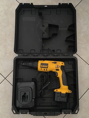 DeWalt DW979K2 Cordless 12V Screwdriver like new with battery and charger
