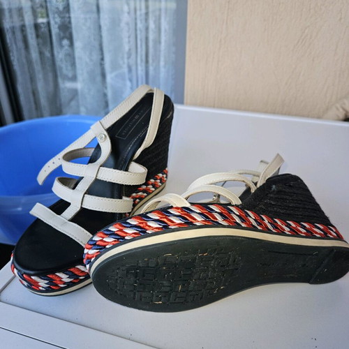 Tommy Hilfiger wedge sandals like new, white leather