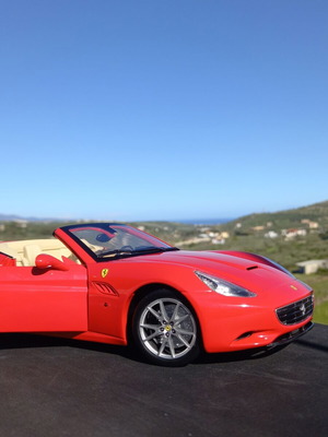 Hot Wheels Ferrari California 1/18 като нов с покрив, който се затваря