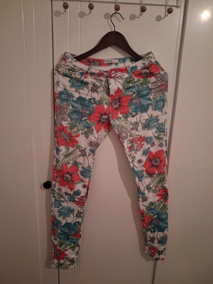 Toxik3 Jeans floral skinny παντελόνι σαν καινούργιο, μέγεθος M