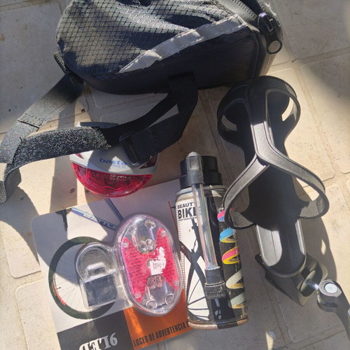 Bicycle bag new with 2 rear lights, bottle holder and tire spray