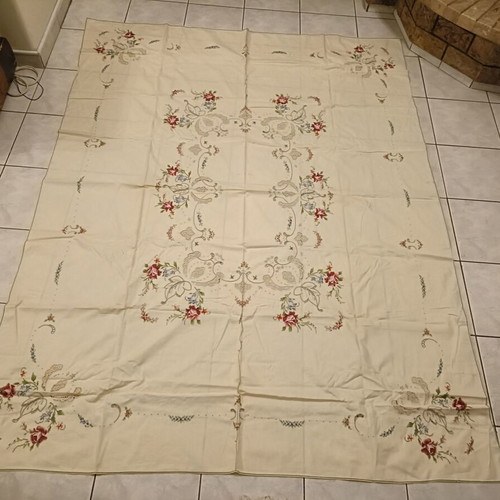 Hand-embroidered work by a Asia Minor grandmother like new with 8 doilies