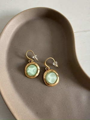 Earrings with impressive stone like new, gold color
