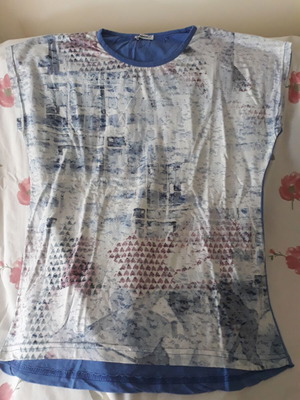 Women's blouse with short sleeves like new, pattern in white, blue and red, size M