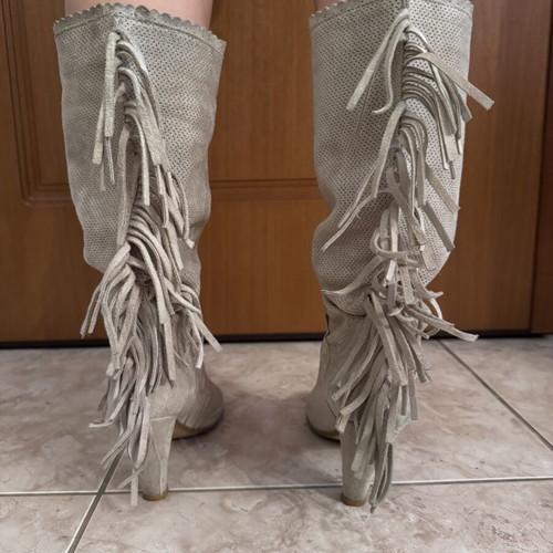 Suede women's boots with fringes size 38, like new, beige