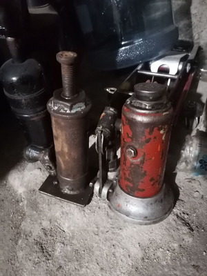 Oil jacks used, set of 2, good condition