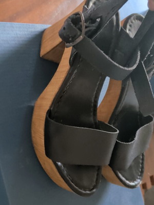 Sisley leather sandals with wooden heel size 36 used