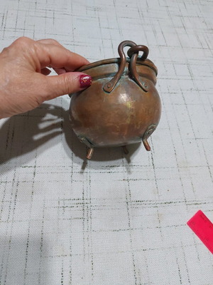 Винтидж меден съд с месингови орнаменти използван