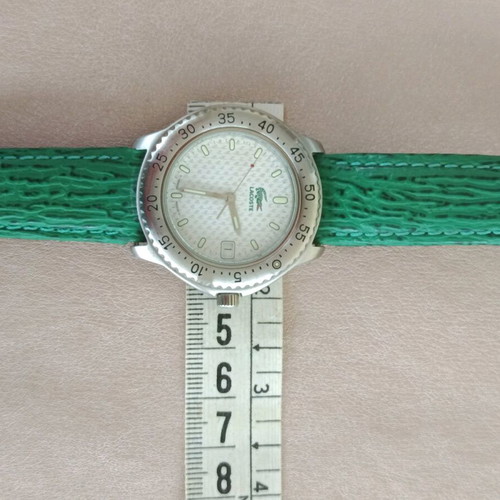 Quartz wristwatch used