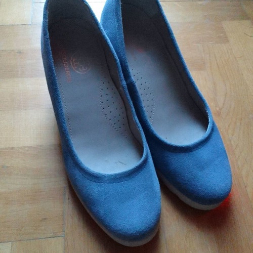 Tsouderos blue suede platform shoes size 38 like new, comfortable