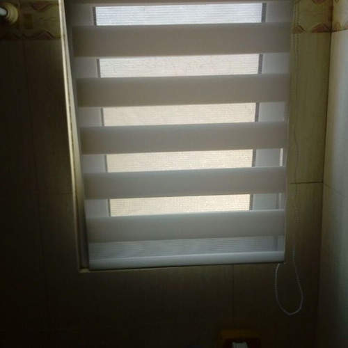 Window roller blind adjustable shading like new, width 70 cm