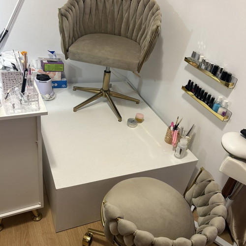 Manicure desk like new with extractor and 4 pouro chairs