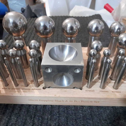 Boutonniere 70mm with Bonsonia set of 26 like new on base