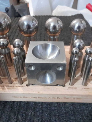 Boutonniere 70mm with bonsons set 26 on base like new